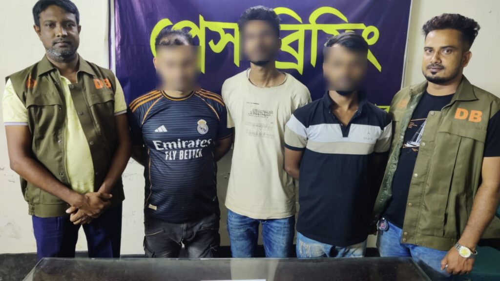 যশোরে ডিবির অভিযানে ১৬০ পিস ইয়াবাসহ তিন মাদক ব্যবসায়ী আটক