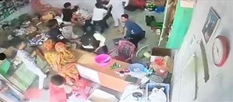 ঝিকরগাছায় চাঁদা না পেয়ে সাংবাদিকের ব্যবসাপ্রতিষ্ঠানে হামলা