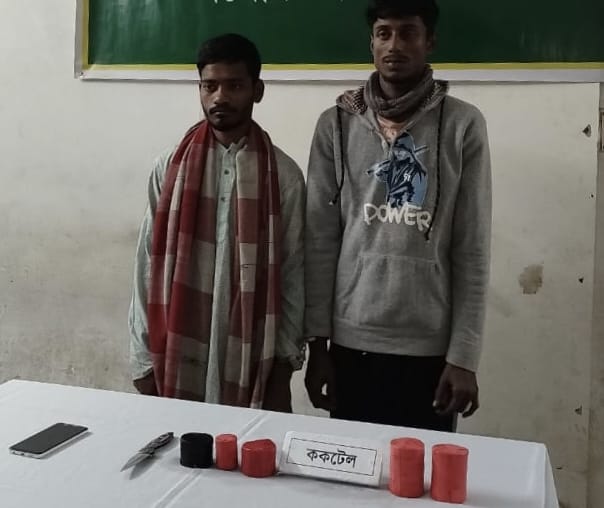 যশোরে পাঁচটি ককটেল ও বার্মিজ চাকুসহ দুই যুবক আটক