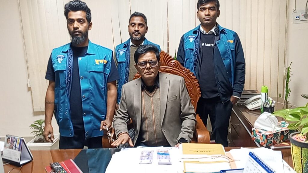 ঘুষের ১লাখ ২০ হাজার টাকাসহ যশোরের জেলা প্রাথমিক শিক্ষা কর্মকর্তা দুদকের জালে