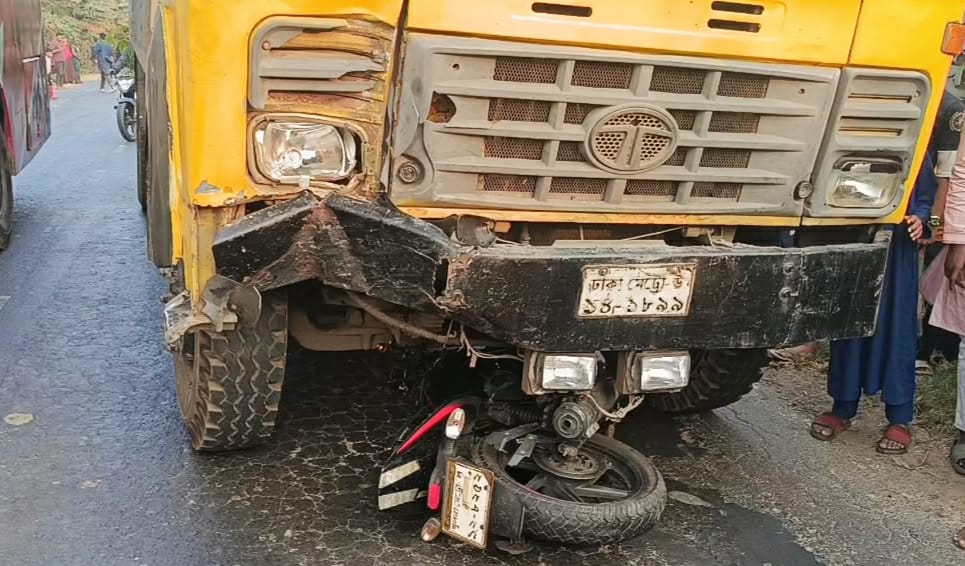 নড়াইলে কাভার্ড ভ্যান-মোটরসাইকেল মুখোমুখি সংঘর্ষে যুবক নিহত