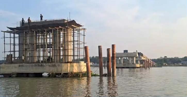 নড়াইলের নবগঙ্গা নদীর ওপর সেতু: দেড় বছরের কাজ আট বছরেও শেষ হয়নি
