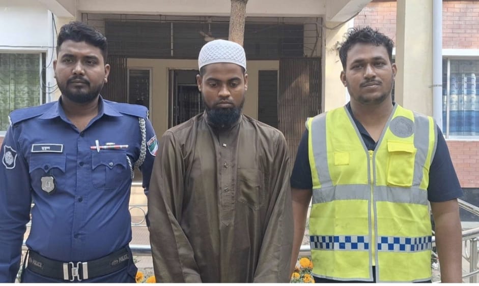 নারীর নামে ভুয়া ফেসবুক আইডি খুলে প্রতারণা, যুবক গ্রেফতার