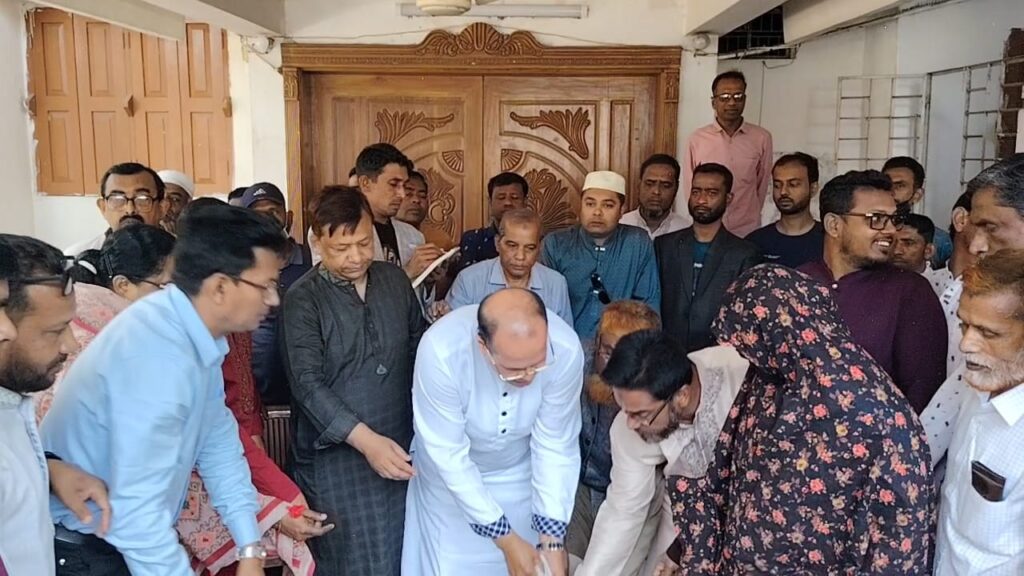 লোহাগড়ায় সড়ক দূর্ঘটনায় নিহত ও পঙ্গু পরিবারের সদস্যদের মধ্যে ইফতার ও ঈদ উপহার সামগ্রী বিতরণ