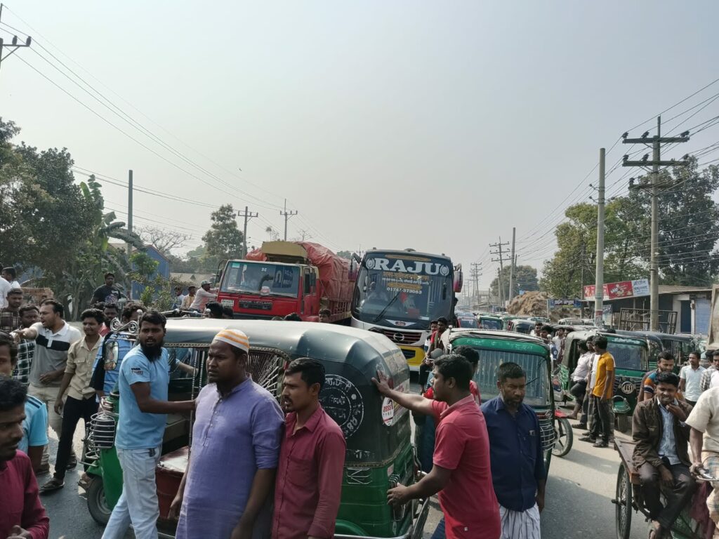 চাঁদা বন্ধের দাবীতে ঢাকা-ময়মনসিংহ মহাসড়ক অবরোধ