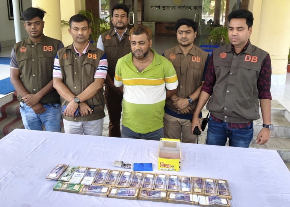 যশোরে ডিবি পুলিশের অভিযানে ইয়াবাসহ ব্যবসায়ী আটক, জুতার বাক্সে মিলল সাড়ে ১৯ লাখ টাকা