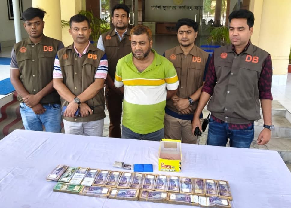 ঝিকরগাছায় ডিবি’র অভিযানে মাদক বিক্রির ১৯ লাখ টাকাসহ আটক -১