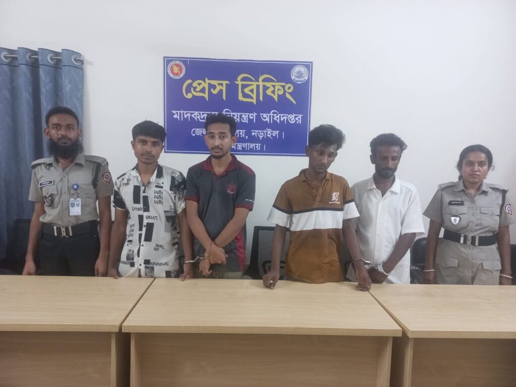 নড়াইলে ৪ যুবক ইয়াবা সেবনের দায়ে জেল জরিমানা